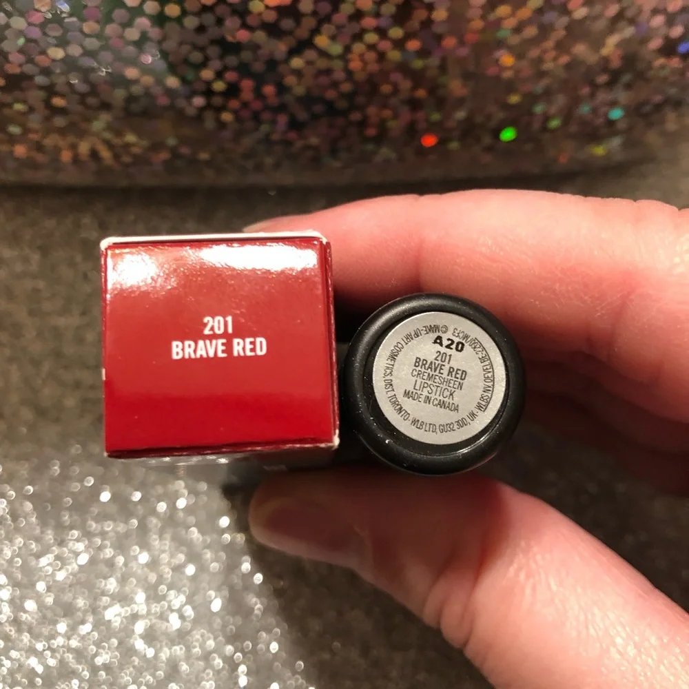 BNIB! MAC Cremesheen Lipstick 💄 in Brave Red 201